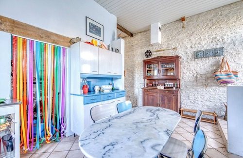 Mortagne-sur-Gironde House | Holiday Home 'Maison De Famille' with Private Terrace and Private Garden