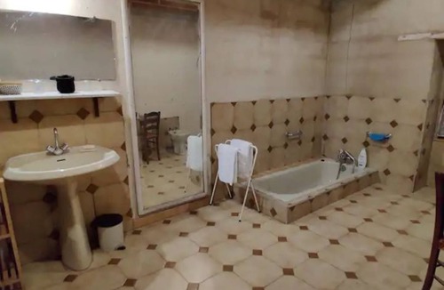 Saint-Pierre-de-Cole House | Holiday Home 'Grande Maison St Pierre De Côle' with Shared Terrace
