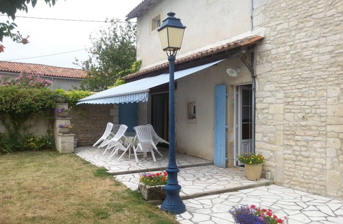 Fontaine Chalendray House | Holiday Home 'Gite L'ouche De Mai' with Private Pool, Private Terrace and Wi-Fi