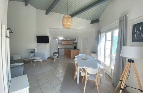 Le Chateau-d'Oleron House | Holiday Home 'Vacances Au Château D'Oléron' with Private Terrace and Wi-Fi