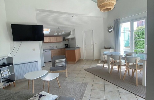 Le Chateau-d'Oleron House | Holiday Home 'Vacances Au Château D'Oléron' with Private Terrace and Wi-Fi