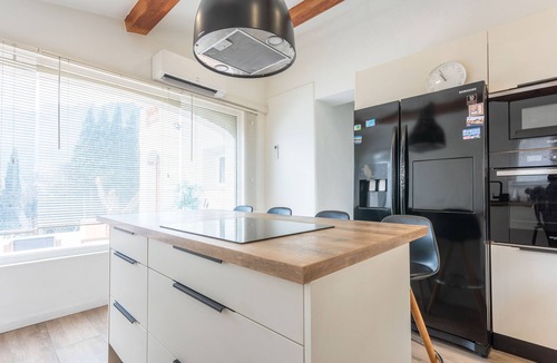 Sollies-Toucas House | Holiday Home 'Charmante Villa Necsilia' with Mountain View, Wi-Fi and Air Conditioning