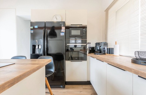 Sollies-Toucas House | Holiday Home 'Charmante Villa Necsilia' with Mountain View, Wi-Fi and Air Conditioning