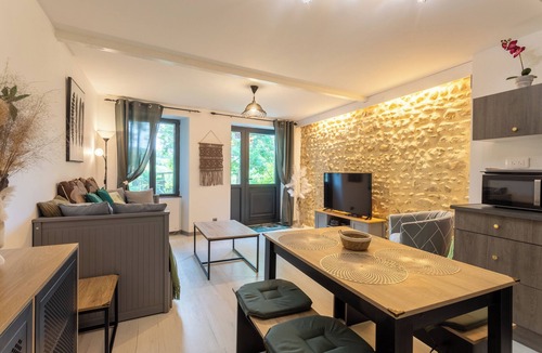 Monein House | Holiday Home 'Cholena - Domaine Helaku' with Shared Terrace, Shared Garden and Wi-Fi