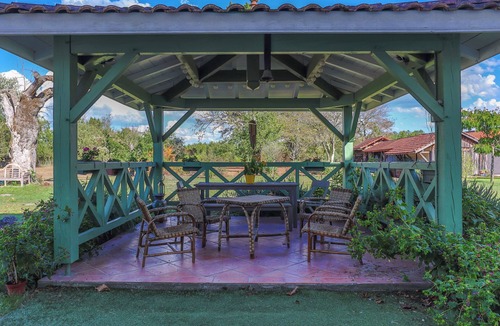 Trensacq House | Holiday Home 'Domaine Les Maisons Des Houssats' with Shared Pool, Private Terrace and Wi-Fi