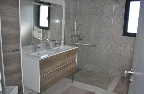 Le Taillan-Medoc House | Holiday Home 'Entre L'océan Et Bordeaux' with Private Terrace, Wi-Fi and Air Conditioning