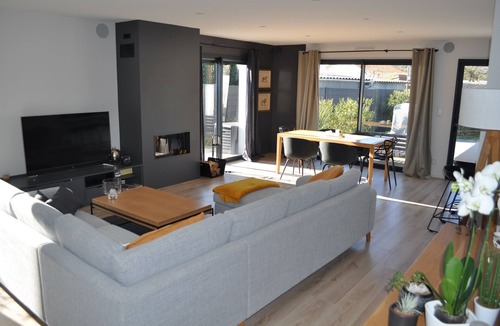 Le Taillan-Medoc House | Holiday Home 'Entre L'océan Et Bordeaux' with Private Terrace, Wi-Fi and Air Conditioning