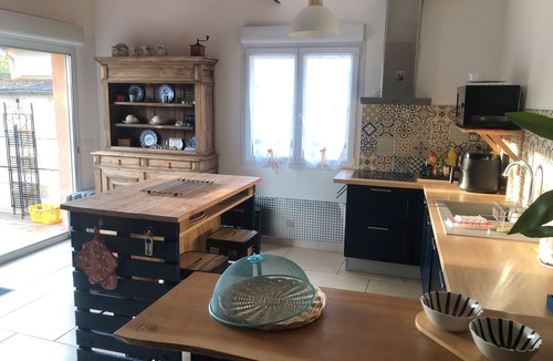 Villeneuve-sur-Lot House | Holiday Home 'Logement Plages' with Private Terrace, Wi-Fi and Air Conditioning