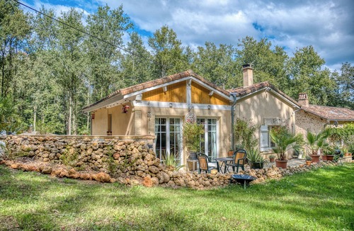 Lacropte House | Holiday Home 'Gîte La Forêt Des Trois Hiboux' with Shared Terrace, Shared Garden and Wi-Fi