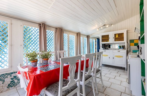 Gaillan-en-Medoc House | Holiday Home "Gîte 2 à la Maison Mosaïc" with Shared Pool & Wi-Fi