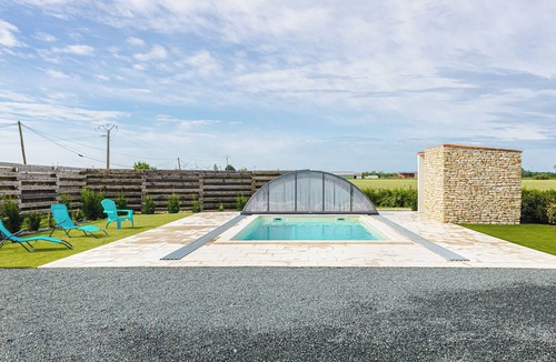 Marans House | Holiday Home 'Gîte Koala' with Private Pool, Wi-Fi and Air Conditioning
