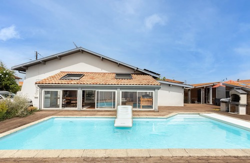 Tarnos House | Holiday home 'Grande Villa avec Piscine' with pool, garden & Wi-Fi
