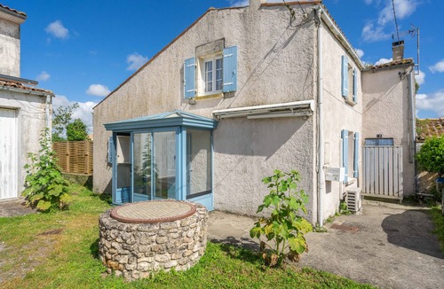 Saint-Just-Luzac House | Holiday Home 'L'Olivier' with Private Terrace, Wi-Fi and Air Conditioning