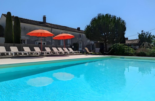 Verrieres House | Holiday Home 'La Bonne Chauffe-Col De Cygne' with Shared Pool, Private Terrace and Wi-Fi