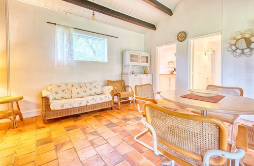 Varaignes House | Holiday Home 'La Cascade' with Lake View, Shared Pool and Private Terrace