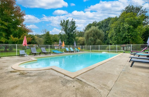 Varaignes House | Holiday Home 'La Cascade' with Lake View, Shared Pool and Private Terrace