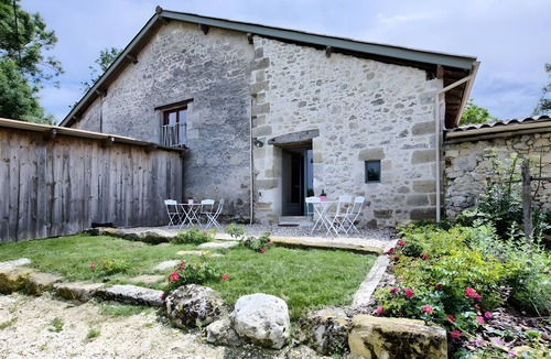 Verac House | Holiday Home 'La Grange D'Oustaud' with Private Pool, Private Terrace and Wi-Fi