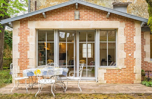 Marennes House | Holiday Home 'La Maison Télémaque' with Private Terrace, Private Garden and Wi-Fi