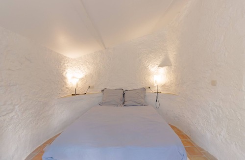 Castillonnes House | Holiday Home "La Petite Maison de Pompiac" with Shared Pool & Wi-Fi