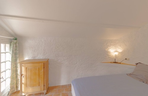 Castillonnes House | Holiday Home "La Petite Maison de Pompiac" with Shared Pool & Wi-Fi