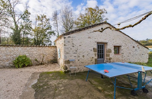 Castillonnes House | Holiday Home "La Petite Maison de Pompiac" with Shared Pool & Wi-Fi