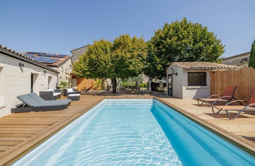 Montagne House | Holiday Home 'La Suite - Balnéo Privative' with Shared Pool, Wi-Fi and Air Conditioning
