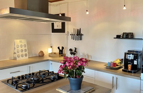 Neuvicq House | Holiday Home 'Le Petit Four À Pain' with Private Pool, Private Terrace and Wi-Fi