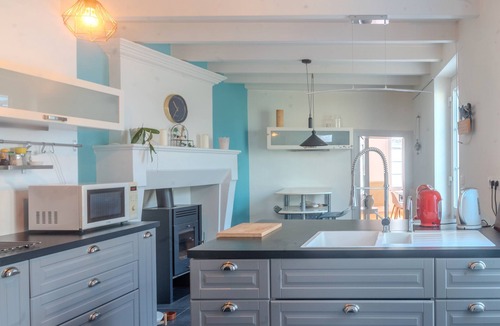 Archiac House | Holiday Home 'Les Hirondelles Archiac' with Private Terrace, Private Garden and Wi-Fi