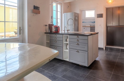 Archiac House | Holiday Home 'Les Hirondelles Archiac' with Private Terrace, Private Garden and Wi-Fi