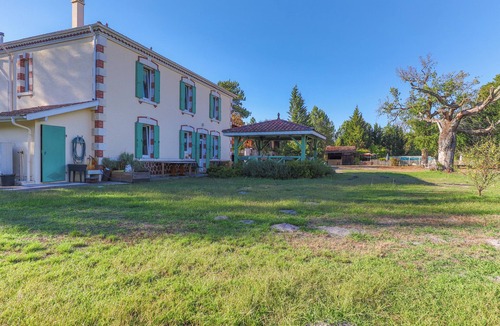 Trensacq House | Holiday Home 'Les Maisons Des Houssats' with Shared Pool, Private Terrace and Wi-Fi