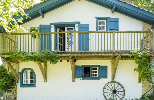 Arcangues House | Holiday Home 'Maison De Charme Avec Jacuzzi' with Terrace, Garden and Wi-Fi