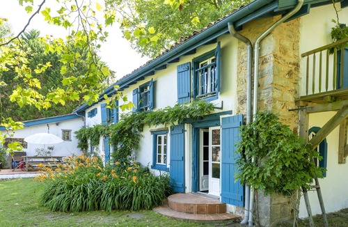 Arcangues House | Holiday Home 'Maison De Charme Avec Jacuzzi' with Terrace, Garden and Wi-Fi