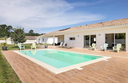 Ychoux House | Holiday Home 'Villa Lumière Ychoux' with Pool & Wi-Fi