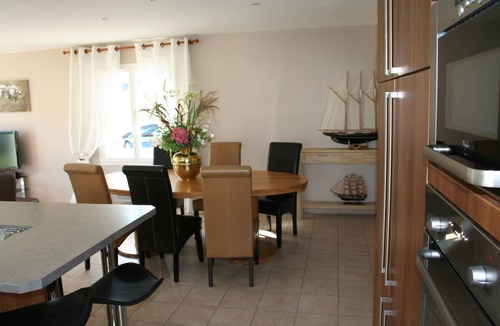La Tremblade House | Holiday home with heated swimming pool, new bedding, in a calm area
