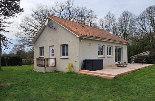 Fenery House | Holiday home with lake and grounds for families and groups.