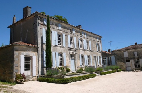 Les Metairies House | Holiday rental house with farmyard and garden near Cognac.