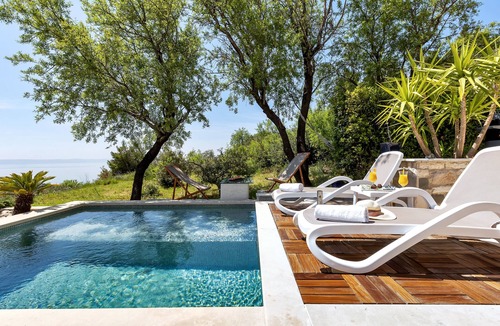 Makarska House | Holidayhome in a quiet location with pool&sea view, mini golf course& playground
