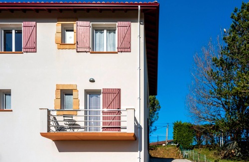 Saint-Pee-sur-Nivelle Apartment | Holidays at the Lake in a Duplex 3 with Mountain View, Private Garden and Balcony
