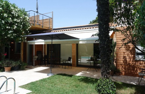 La Rochelle House | Home with south facing pool not overlooked in La Rochelle