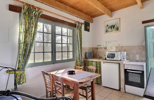 Saintes-Maries-de-la-Mer Apartment | Homerez - Apartment Saintes-Maries-de-la-Mer