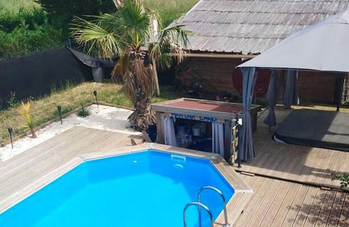 Aiguillon Apartment | Homerez - Appartement for 2 ppl. with swimming-pool and jacuzzi at Aiguillon