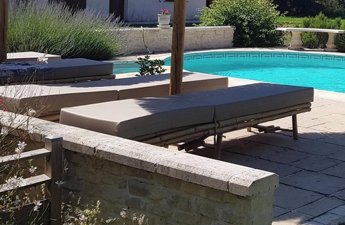 Bussac-Foret House | Homerez - Comfortable House in Bussac-Forêt - Pool