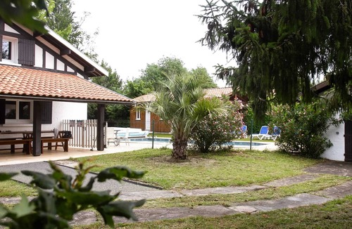 Sainte-Eulalie-en-Born Villa | Homerez - Villa in Sainte-Eulalie-en-Born