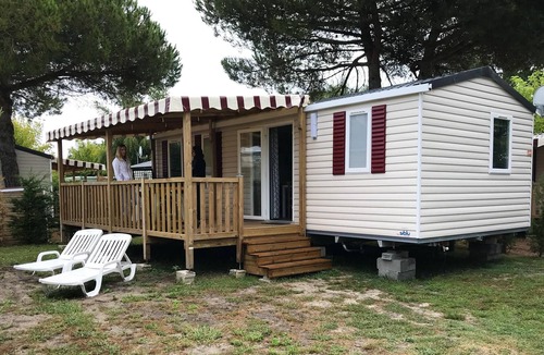 Les Mathes House | Homerez - Nice bungalow 3 km away from the beach for 8 ppl. with shared pool