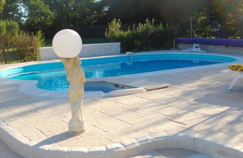 Bussac-Foret House | Homerez - Nice house for 2 ppl. with shared pool and terrace at Bussac-Forêt