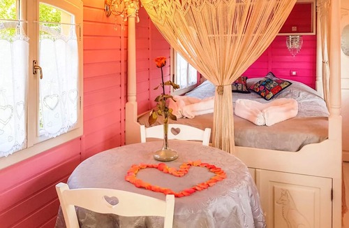 Bussac-Foret House | Homerez - Nice property for 2 ppl. with shared pool and garden at Bussac-Forêt