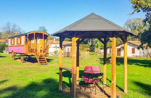 Bussac-Foret House | Homerez - Nice property for 2 ppl. with shared pool and garden at Bussac-Forêt