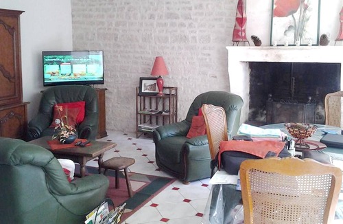La Courade House | Homerez - Spacious house for 7 ppl. with garden and terrace at Fleurac