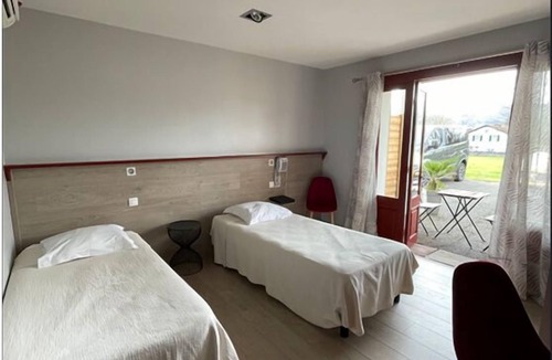Saint-Jean-le-Vieux Hotel | Hotel Mendy