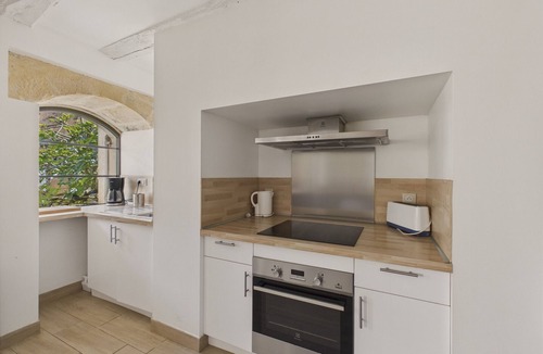 Saint-Leon-sur-Vezere Ski Chalet | House for 5 with outdoor courtyard in the center